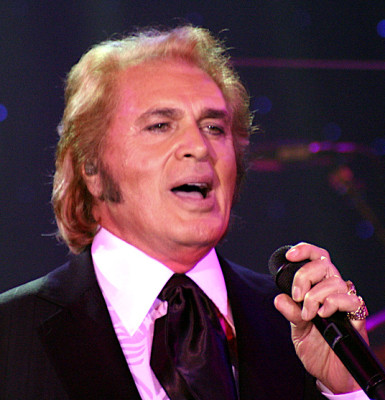 Engelbert Humperdinck (singer) profile Photo