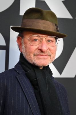 Fisher Stevens profile Photo