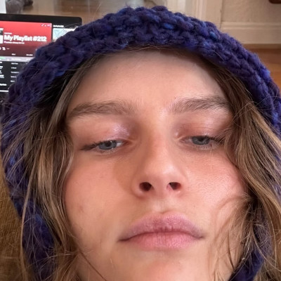 Olivia DeJonge profile Photo