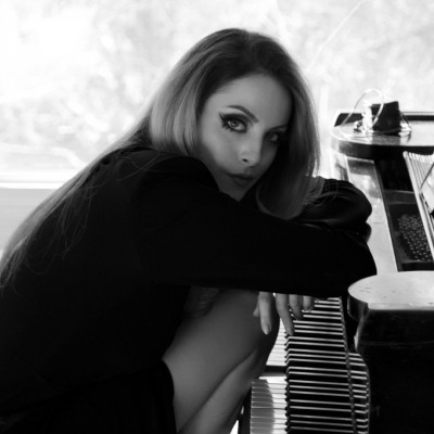 Elizabeth Gillies profile Photo