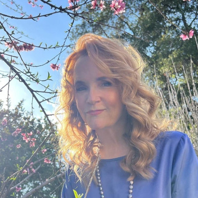 Lea Thompson profile Photo