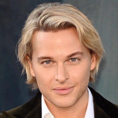 Ronan Farrow profile Photo