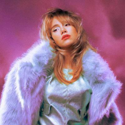 Suki Waterhouse profile Photo