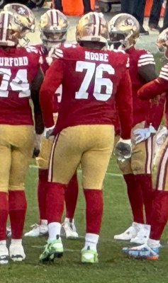 Jaylon Moore (offensive lineman)