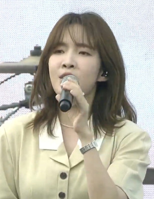 Kim Na-young (singer)