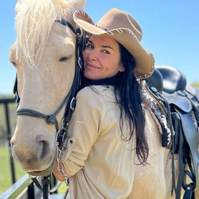 Angie Harmon profile Photo