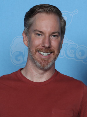 Chris Owen (actor) profile Photo
