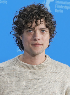 Douglas Smith (actor) profile Photo