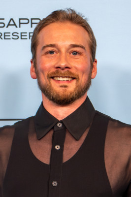 Lou Taylor Pucci profile Photo