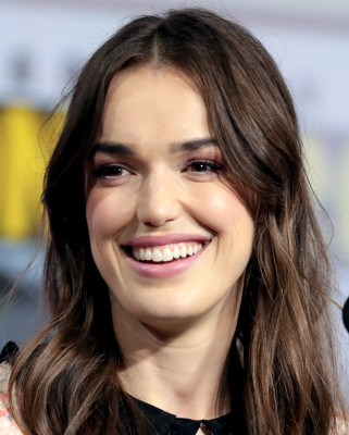 Elizabeth Henstridge profile Photo