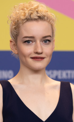Julia Garner profile Photo