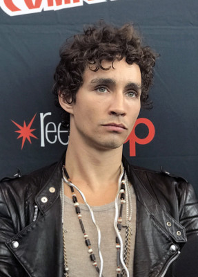Robert Sheehan profile Photo