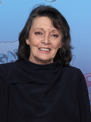 Sarah Douglas (actress) profile Photo