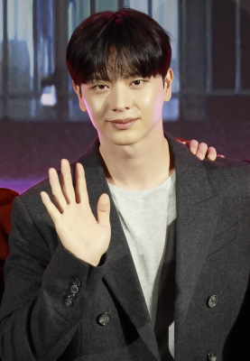 Yook Sung-jae profile Photo