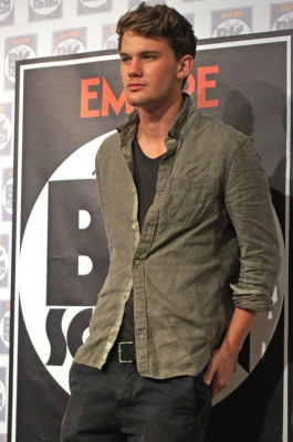 Jeremy Irvine profile Photo