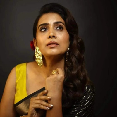 Sonali Kulkarni profile Photo