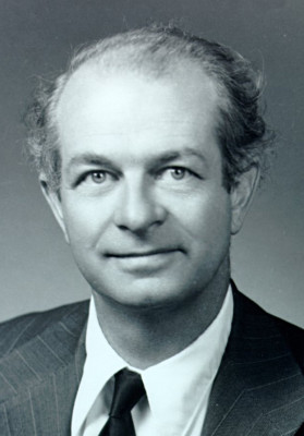 Linus Pauling profile Photo